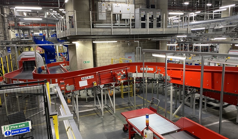 Airport baggage tracking system Airport baggage tracking system